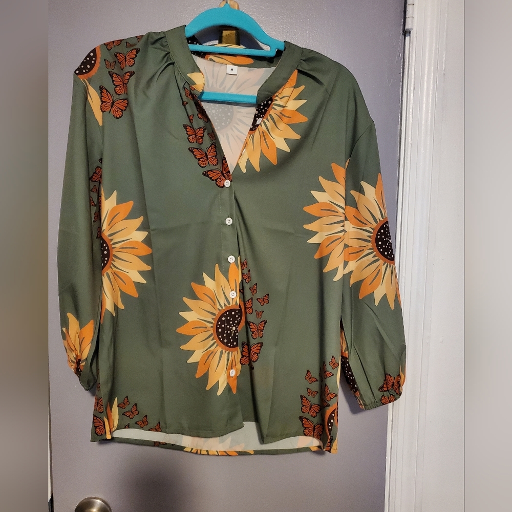 NWOT Sunflower Print Blouse Size M